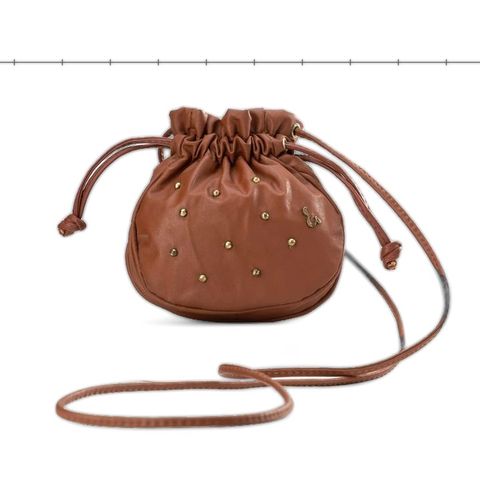 Bolsa saco marrom com tachas e alça de cordão