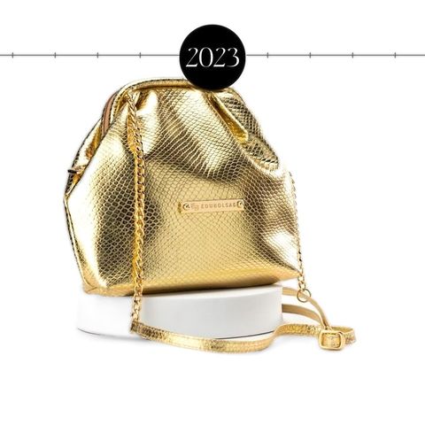 Bolsa dourada texturizada com alça de corrente