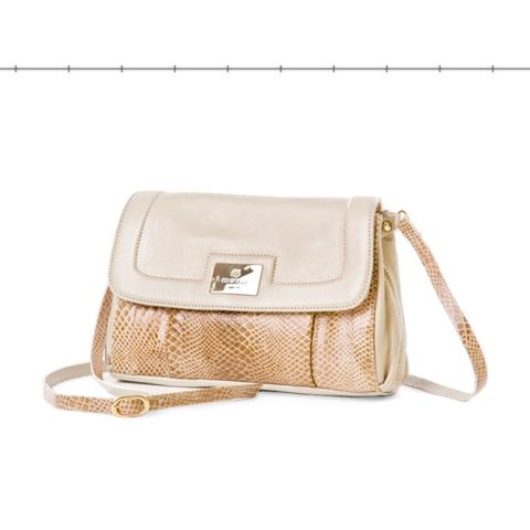 Modelo 028: bolsa transversal com aba lisa e corpo com textura de cobra, em bege