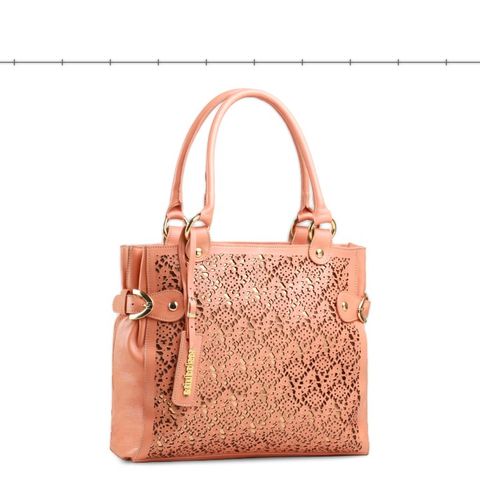 Modelo 107: bolsa tote coral com couro vazado a laser sobre fundo dourado
