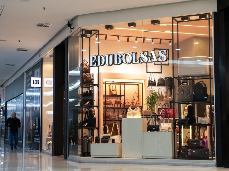 Fachada da loja Edubolsas no corredor do Parque Shopping Prudente