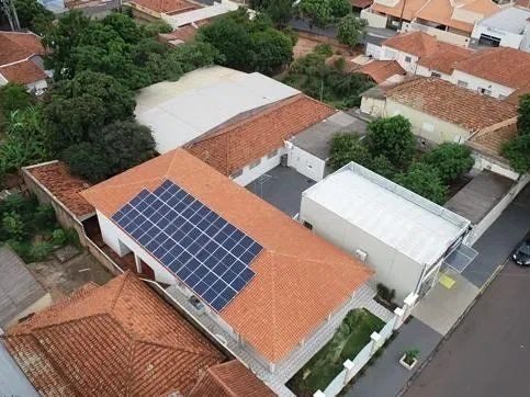 Vista aérea da sede e fábrica da Edubolsas em Indiana-SP, com painéis solares no telhado