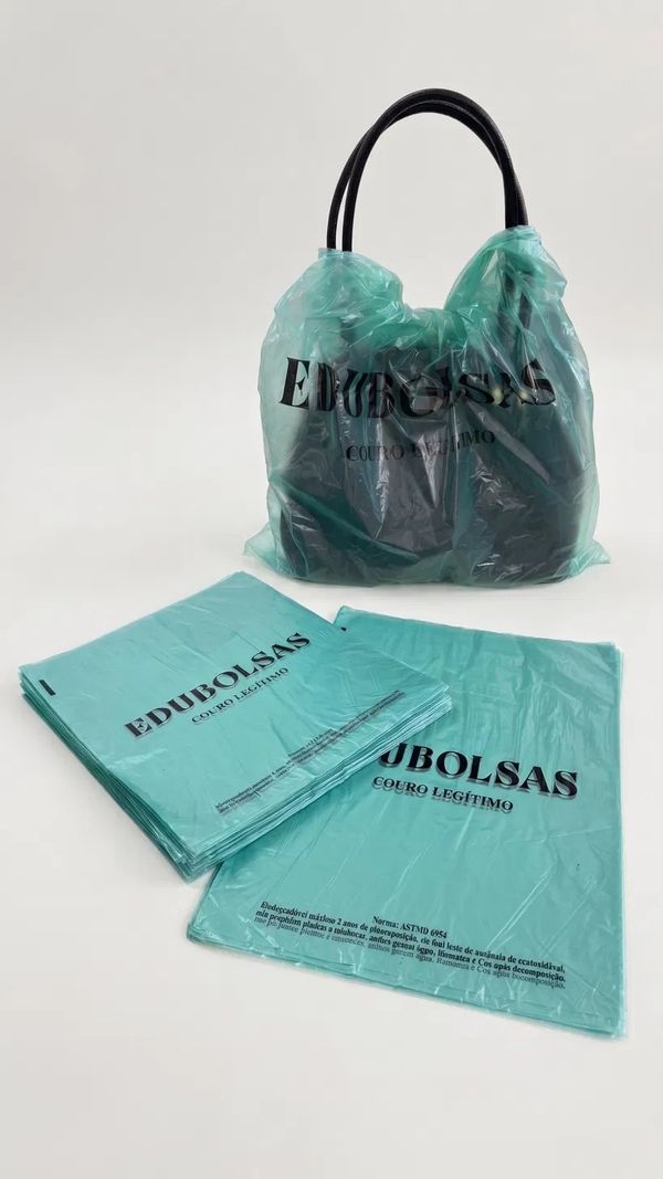 Embalagens biodegrad&aacute;veis da Edubolsas em pl&aacute;stico verde com a marca impressa