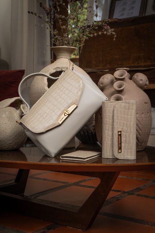 Bolsa off-white com aba de couro texturizado, carteira e porta-cartões com a mesma textura